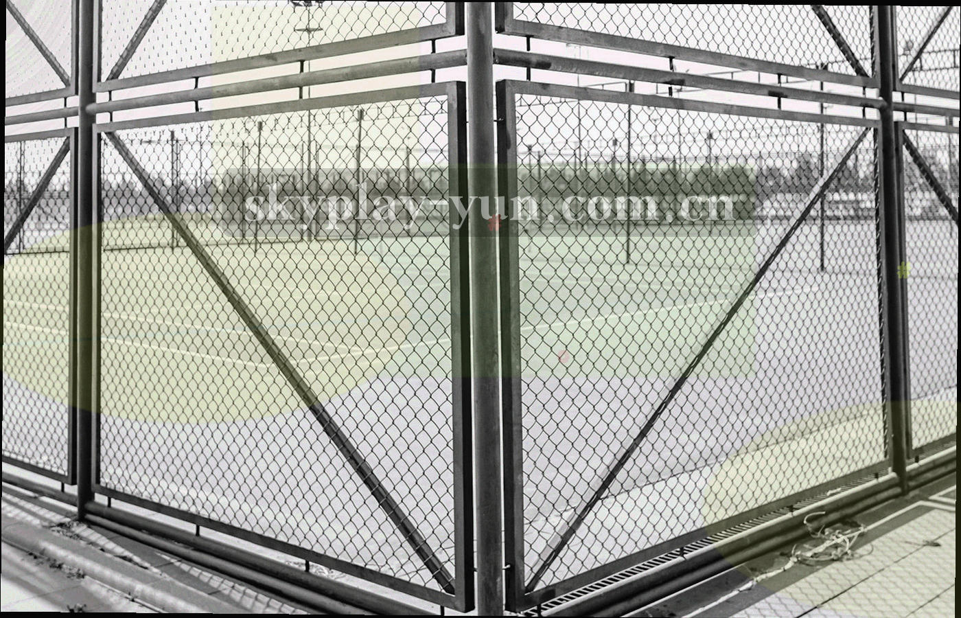 笔记本、平板与手机同屏展示同一场比赛比分界面，呈现不同屏幕宽度下的分栏差异